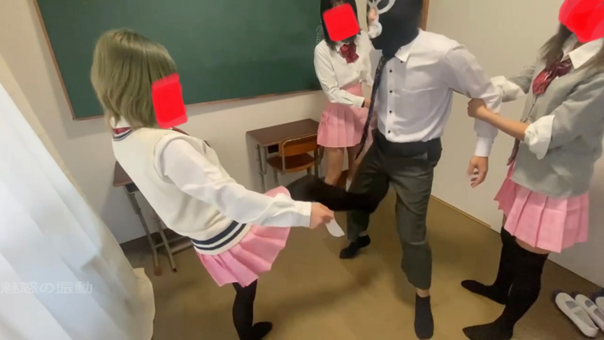 【shindou-0165】JK3人と長身美女教師が教頭先生を脱がせて快楽地獄の刑のパッケージ画像